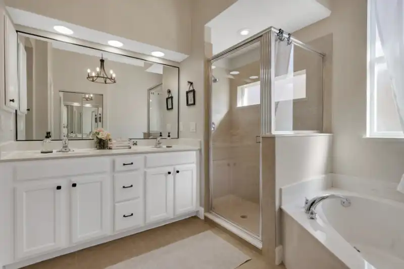 Master bathroom at 15464 Cortona Way