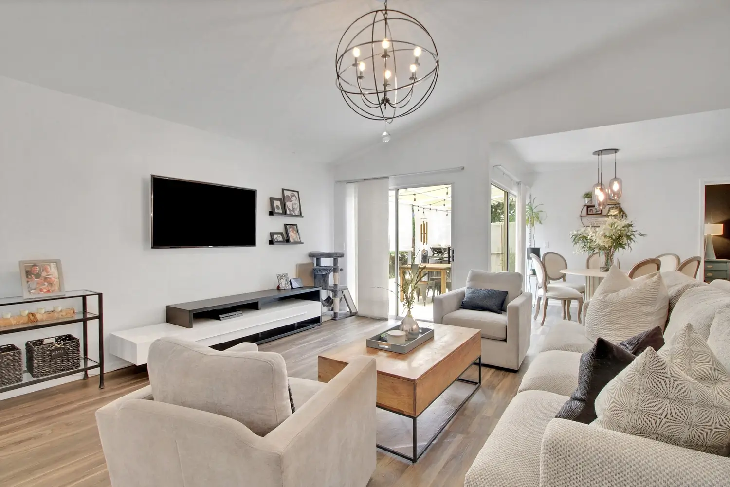 Looking for a rental? Here's what I love about this 2 bed, 2 bath rental in the center of Naples!